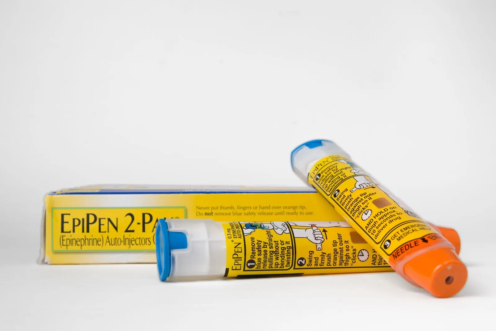 Epinephrine auto-injector devices with carrying cases
